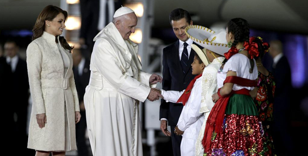 2016-02-13T034802Z_279507107_GF10000306728_RTRMADP_3_MEXICO-POPE-ARRIVAL_0